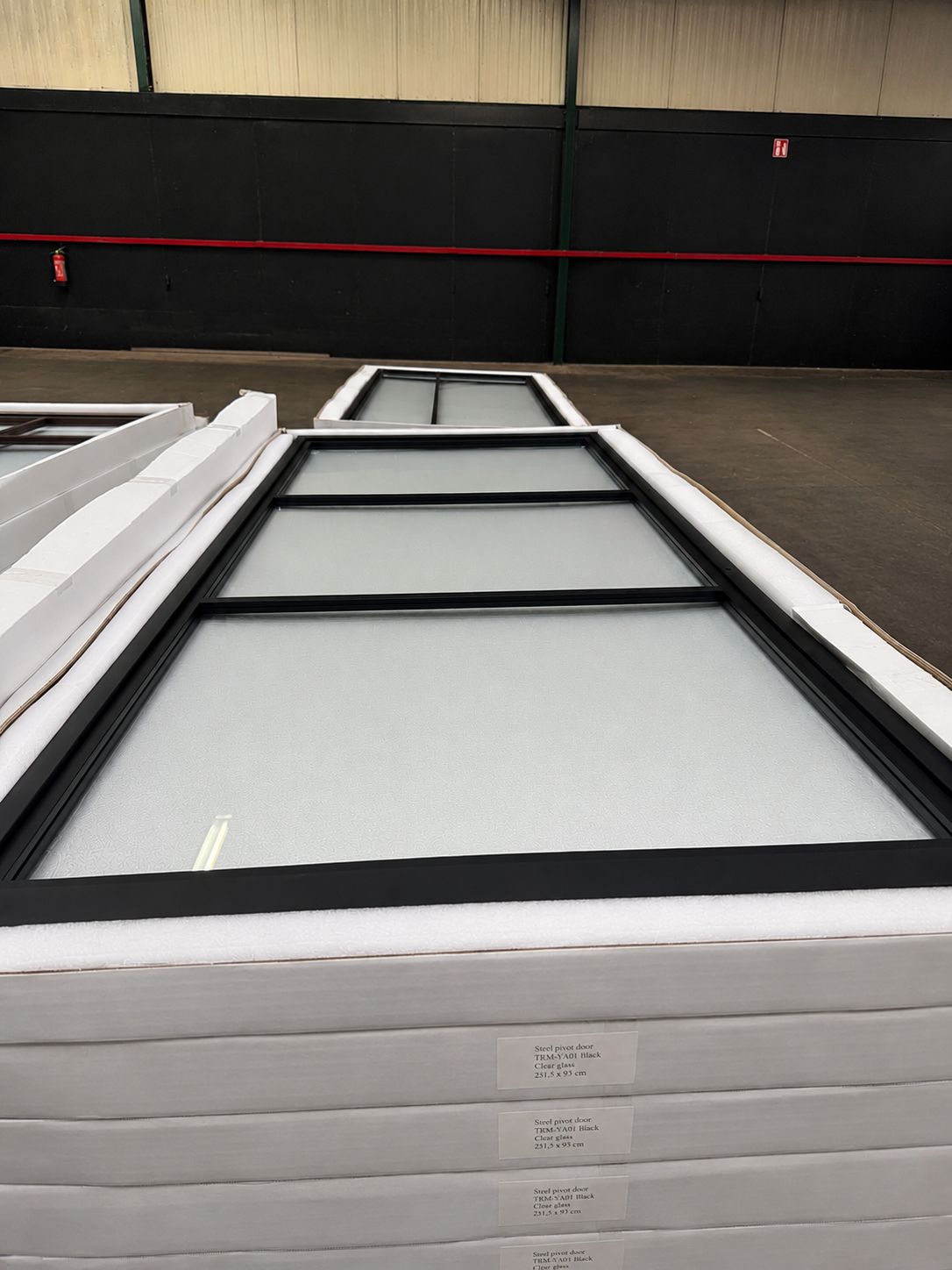 Zwarte stalen taatsdeur TRM-YA01 met helder glas op voorraad