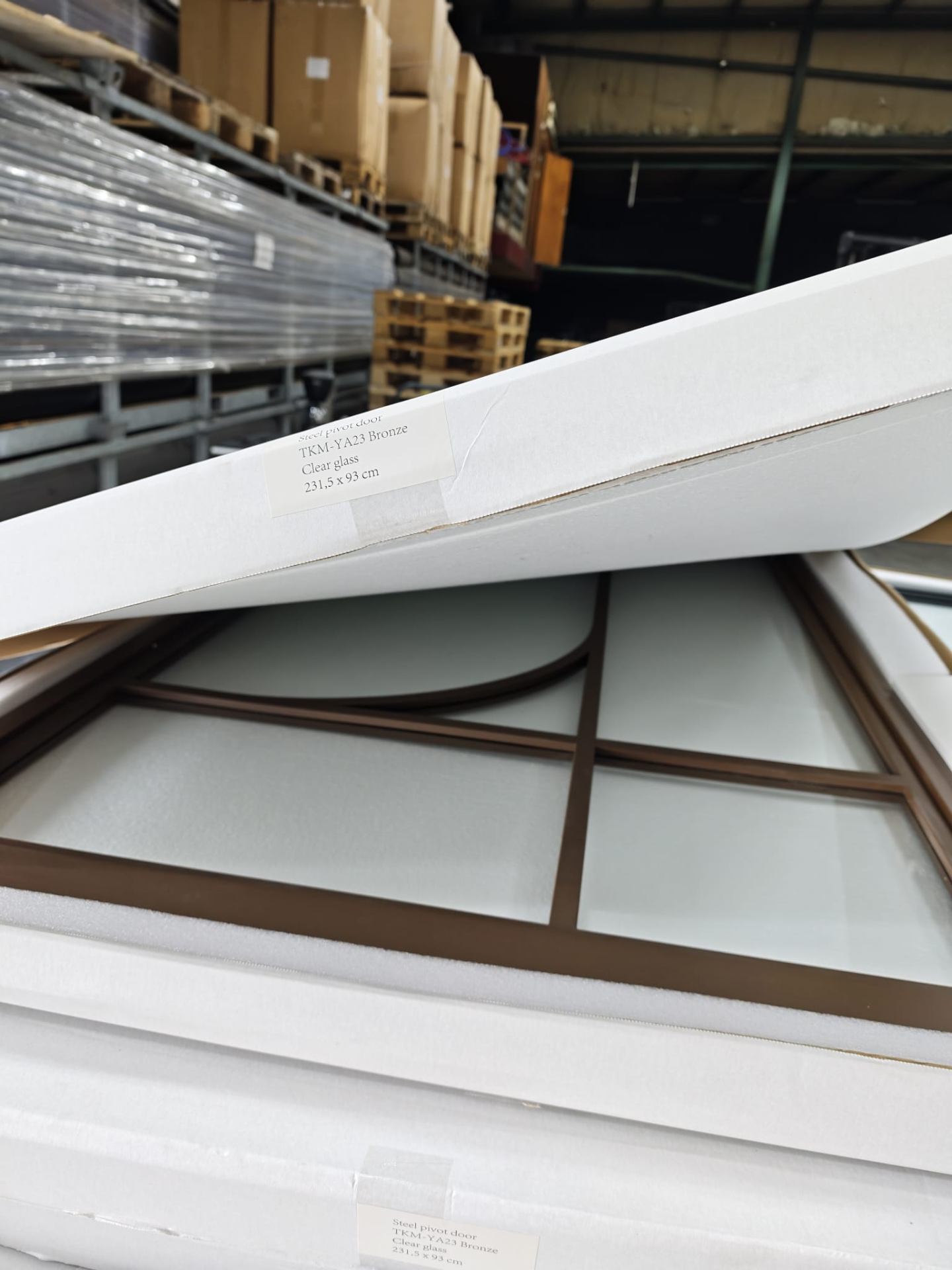 Gelabelde stalen taatsdeur TKM-YA23 Bronze, 231,5 × 93 cm in onze loods