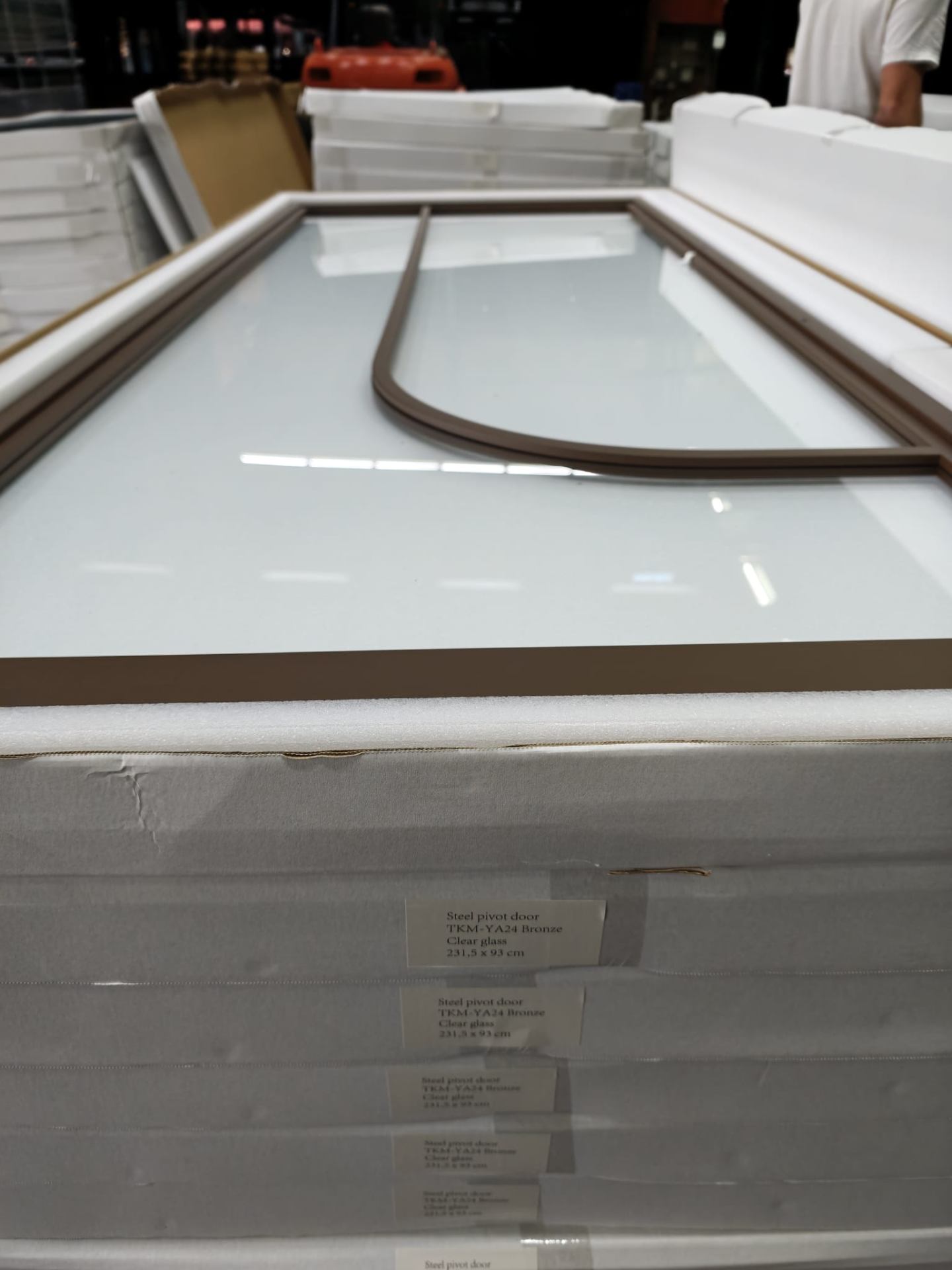 Bronzen taatsdeur TKM-YA24 met helder veiligheidsglas, klaar voor verzending